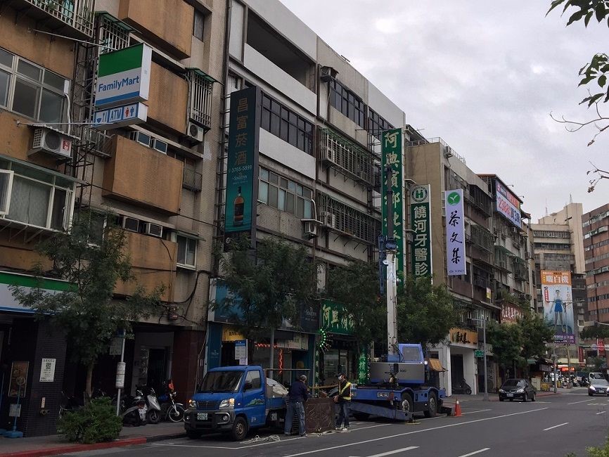 北部知名夜市街口，是台北市區極為常見的一排老舊建築